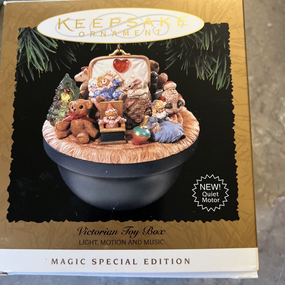 1995 HALLMARK Keepsake Ornament VICTORIAN TOY BOX Light Motion Music
